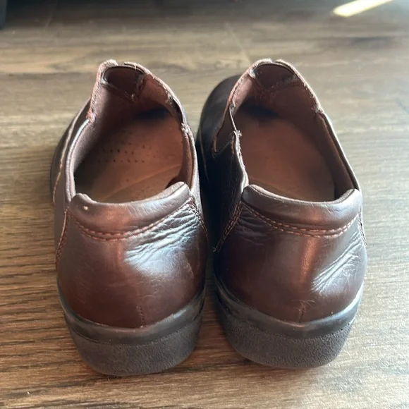 Clarks slip on shoe. Like new, size 8.5 - Picture 4 of 5
